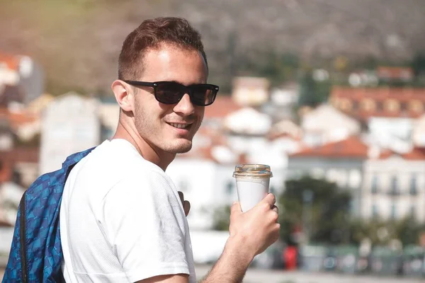 Man Met Tas Koffie Gaan Sightseeing — Stockfoto