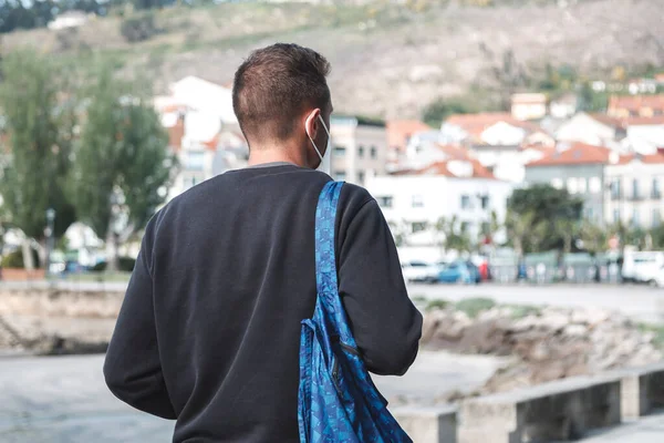 Tourist Man Medical Mask Backpack Fishing Village New Normal — Stock Photo, Image