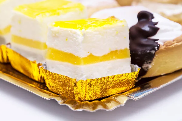 çeşitli tatlardan bir tepsi kek