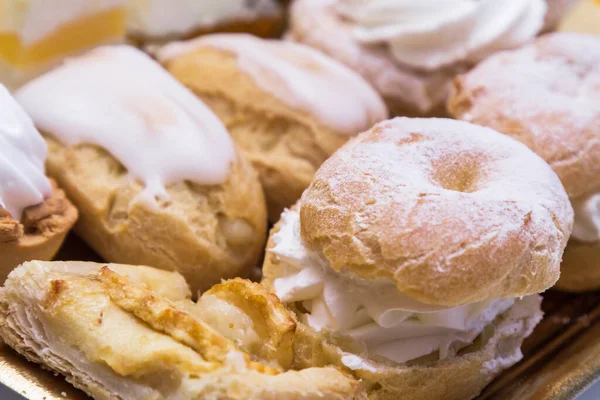 Tablett Mit Kuchen Verschiedenen Geschmacksrichtungen — Stockfoto