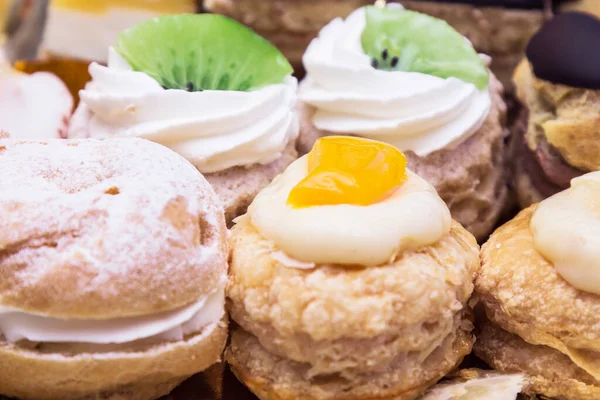 Tablett Mit Kuchen Verschiedenen Geschmacksrichtungen — Stockfoto