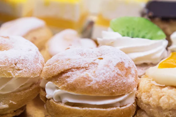 Sortiment Mini Kuchen Mit Sahne Schokolade Und Verschiedenen Früchten — Stockfoto