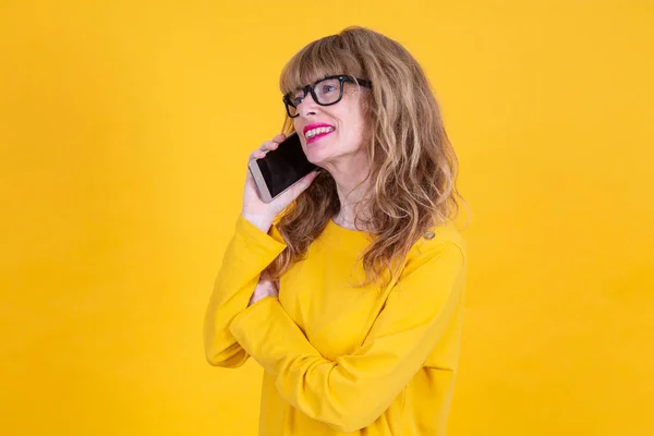 Dospělá Žena Mobilním Telefonem Izolované — Stock fotografie