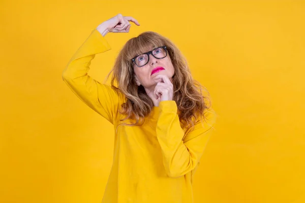 Mujer Adulta Pensando Aislado Amarillo — Foto de Stock