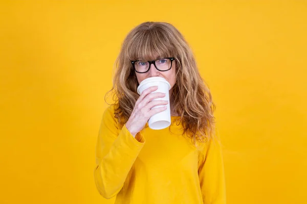 Vypij Dospělá Žena Brýlích Drží Jednorázové Šálek Kávy Indikuje Nápoje — Stock fotografie