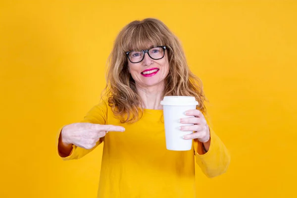 Bebe Esto Mujer Adulta Gafas Sostiene Taza Café Desechable Indica —  Fotos de Stock
