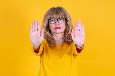 Dur işareti yapan kadının portresi.