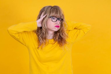 Histerik ya da öfkeli bir kadının portresi.