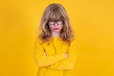 Hüsrana uğramış ya da öfkeli kadın.