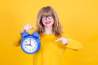 Çalar saati işaret eden kadın izole edilmiş.