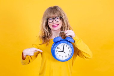 Çalar saati işaret eden kadın izole edilmiş.