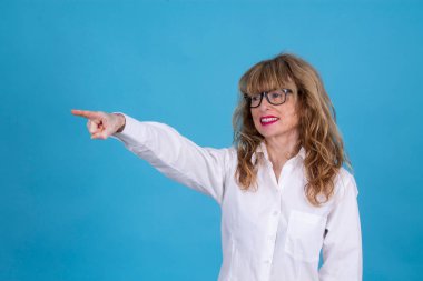 Kadın parmaklarını kopya alanı ile işaret ediyor