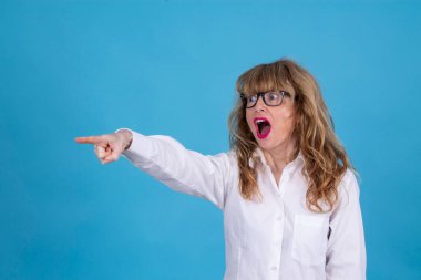 Şaşırtıcı jestleri olan ve kopya için izole edilmiş parmağı olan bir kadın.