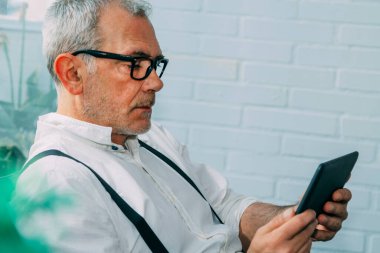 Kendine güvenen başarılı iş adamı beyaz üzerine