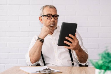 Office dijital tablet ile işadamı