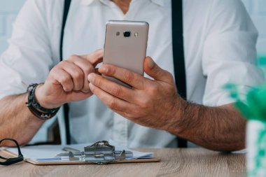 Erkek el ele tutuşan akıllı telefon