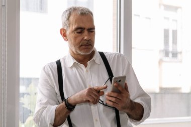 Ofisinde cep telefonu olan bir işadamı