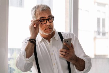 Ofisinde cep telefonu olan bir işadamı