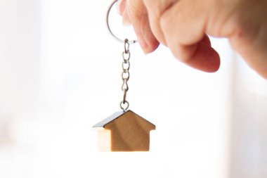 İpotek konsepti. Ev anahtarlığı. Modern ışık lobisi. Gayrimenkul, taşınma ya da ev kiralama