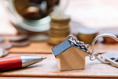 Ev kredisi, kira veya satış sözleşmesi. anahtarlık, yüzük, bozuk para ve kalem.