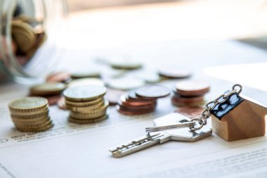 ev anahtarlığı ve anahtarlık belgeler ve madeni paralar, finans, gayrimenkul ve ipotek kavramı