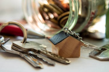 ev anahtarlığı ve anahtarlık madeni paralar, ipotek ve emlak kavramı