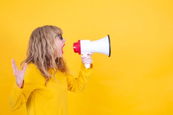 Mujer Madura Gritando Con Megáfono Con Fondo Amarillo —  Fotos de Stock