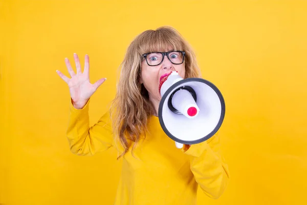 Mujer Madura Gritando Con Megáfono Con Fondo Amarillo —  Fotos de Stock