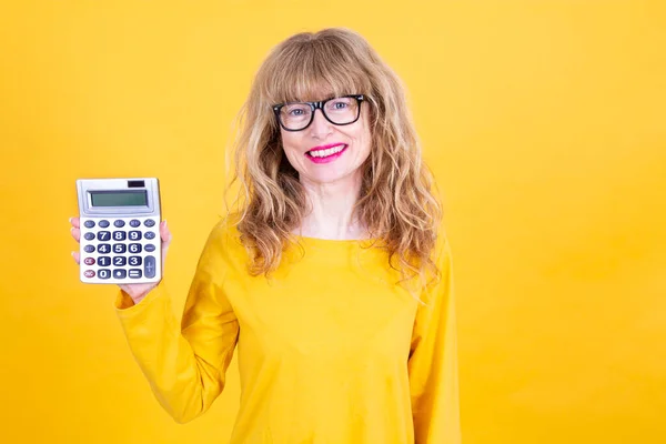 Mujer Con Calculadora Mano Aislada — Foto de Stock