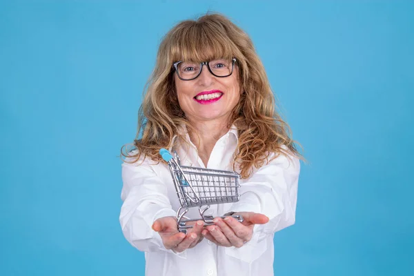 Woman Holding Miniature Shopping Cart Isolated — Stock Photo, Image