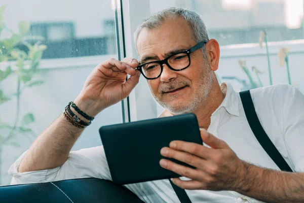 Hombre Casual Usando Tableta Digital Casa Oficina — Foto de Stock