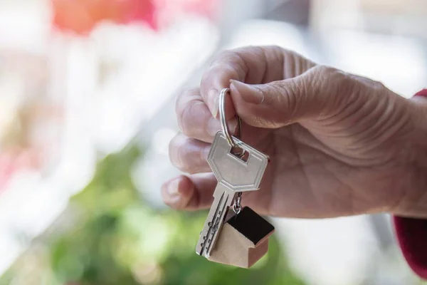 Schlüsselanhänger Und Schlüssel Hypotheken Und Immobilienkonzept — Stockfoto