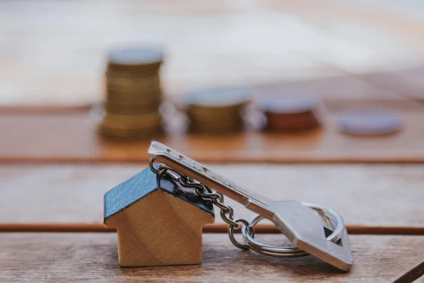 Hypotheken Und Investmentkonzept Schlüssel Mit Schlüsselanhänger Haus Und Münzen — Stockfoto