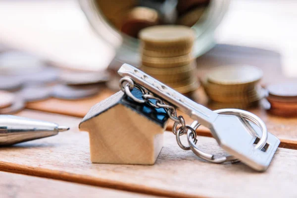 Hypotheken Und Investmentkonzept Schlüssel Mit Schlüsselanhänger Haus Und Münzen — Stockfoto