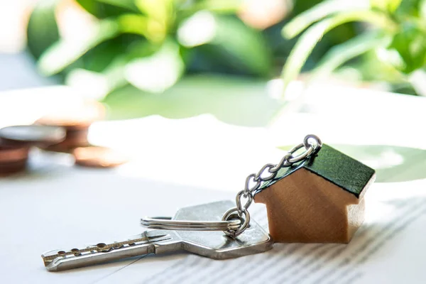 Schlüssel Mit Hausschlüssel Vertrag Und Kugelschreiber Hypothekendarlehen Vermietung Oder Verkauf — Stockfoto