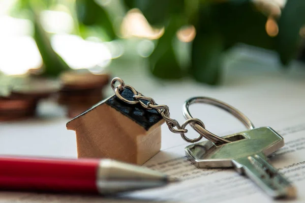 Schlüssel Mit Hausschlüssel Vertrag Und Kugelschreiber Hypothekendarlehen Vermietung Oder Verkauf — Stockfoto
