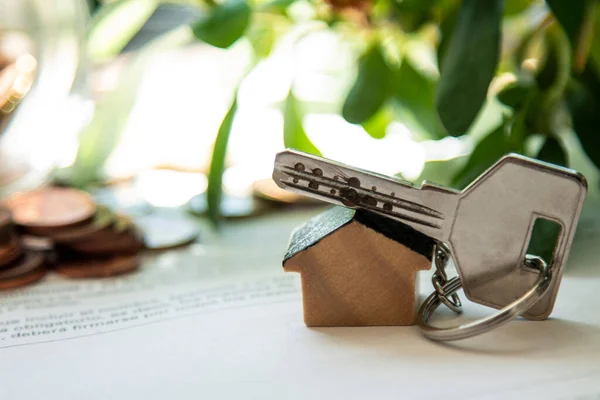 Hypotheken Und Investmentkonzept Schlüssel Mit Schlüsselanhänger Haus Und Münzen — Stockfoto