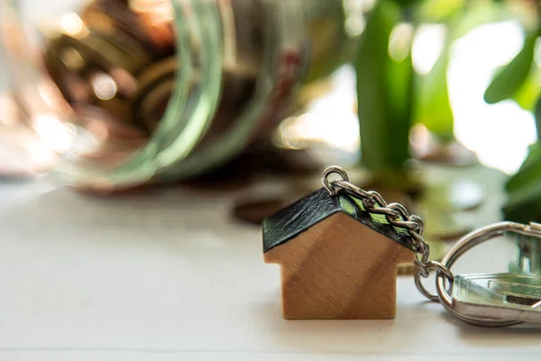 Schlüsselanhänger Und Schlüssel Mit Münzen Hypothek Und Immobilienkonzept — Stockfoto