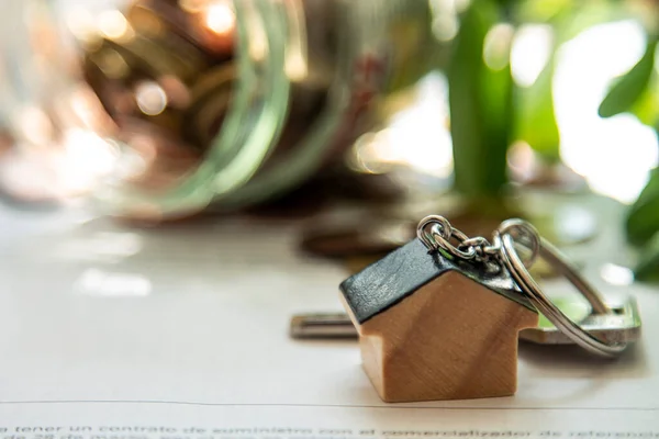 Schlüsselanhänger Und Schlüssel Mit Münzen Hypothek Und Immobilienkonzept — Stockfoto