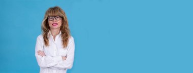 Kopya için kollarını kavuşturmuş yetişkin bir iş kadınının portresi.