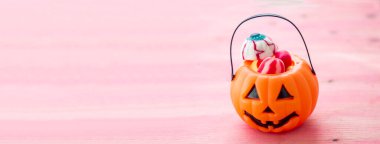 Arka plan ve kopya alanı ile Cadılar Bayramınız kutlu olsun. balkabağı ve şeker