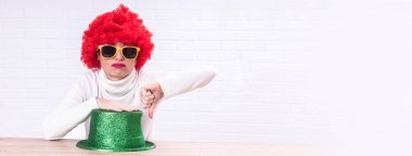 Partiden nefret eden depresif ve sıkılmış kadın