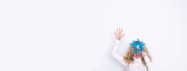 Parti ve karnavallar için renkli maskeli kadın