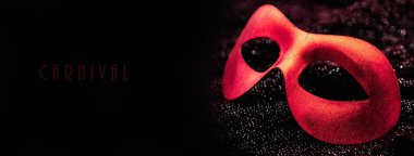 Karnaval maskesi siyah renkte.