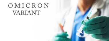 SARS-CoV-2 'nin Omicron versiyonu. Yeni B.1.529 endişe çeşidi. Doktor yeni covid-19 omikron varyantına karşı aşı tutuyor