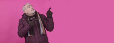 Ceketli adam işaret ediyor ya da gösteriyor.