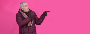 Ceketli adam işaret ediyor ya da gösteriyor.