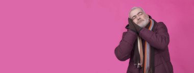 Adam uyku jesti yapıyor.