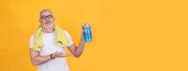 Egzersiz ve spor için havlusu ve bir şişe suyu olan bir adam.