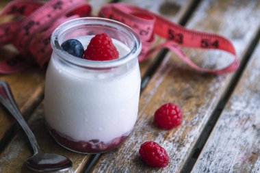 Yabanmersinli yoğurt ve mezura. diyet ve yeme konsepti